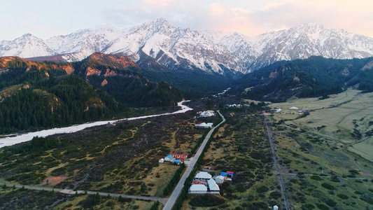 雪山脚下的小村庄航拍视频