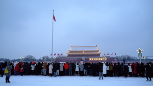 4K实拍冬季北京天安门广场降旗仪式群众观看62秒视频