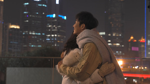 冬季夜晚户外情侣拥抱慢动作27秒视频