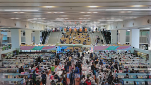 周末深圳购书中心买书看书的人群57秒视频
