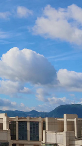 城市楼房上空延时摄影山蓝天白云天空空镜视频
