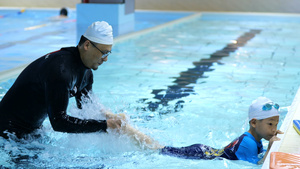 4K健身房教练指导儿童训练打水23秒视频