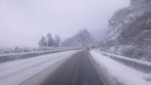 大雪下的驾驶主视角15秒视频