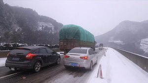 大雪山路上堵车封山雪山道路实拍10秒视频