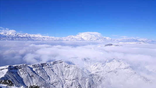 攀登雪山登顶后环顾实拍雪山视频