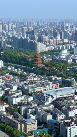 航拍武汉地标黄鹤楼和武昌老城区32秒视频