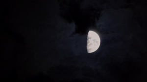 夜晚半月月亮实拍26秒视频