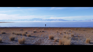 航拍赛里木湖冰面人物背影旅拍23秒视频