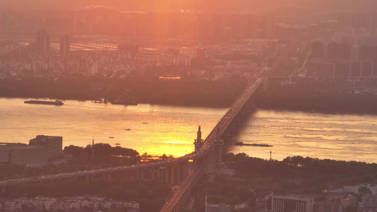 日落阳光照耀下的南京长江大桥视频
