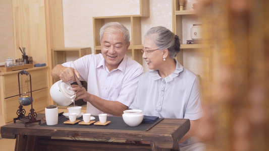 4K老年男性给老年女性沏茶视频