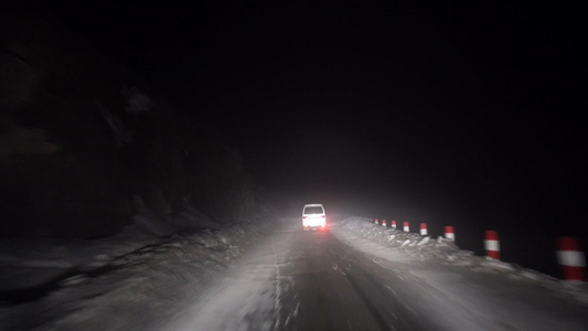 雪天夜路下驾驶山路的第一视角视频