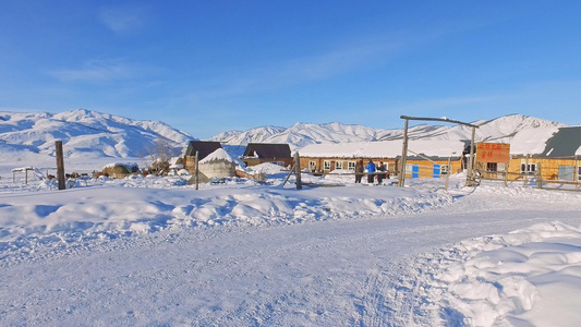冬季大雪下的新疆禾木村庄长镜头视频
