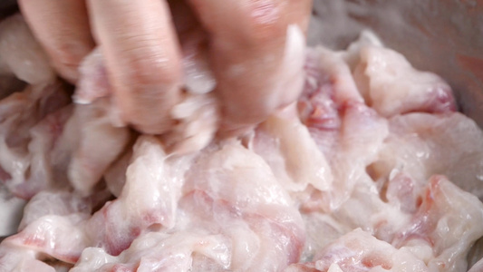 升格水煮鱼腌制鱼片腌肉腌鱼片下厨做菜视频