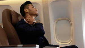 商务男青年出差飞机上晕机不舒服11秒视频