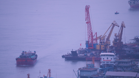 慢动作升格拍摄长江边港口码头物流货轮4k素材视频