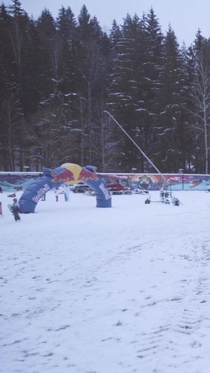 周末滑雪场拿着雪具去滑雪的人冬季运动10秒视频