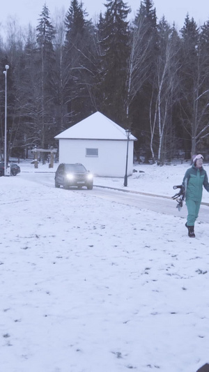 周末滑雪场拿着雪具去滑雪的人冬季运动10秒视频