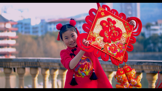 4K实拍新年唯美喜庆小女孩拿着中国结跳舞视频素材视频