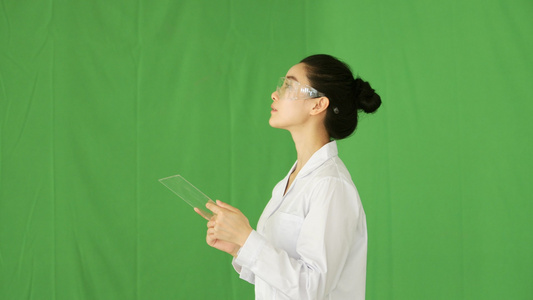 4k实拍绿幕美女虚拟科幻演示视频