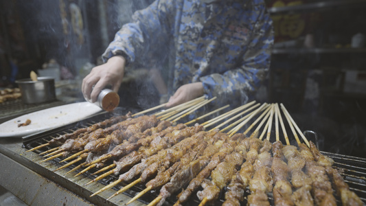 慢镜头升格拍摄4k素材烧烤肉串中式美食制作过程视频