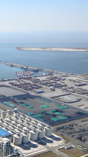 航拍盘锦港口起重机大型设备41秒视频
