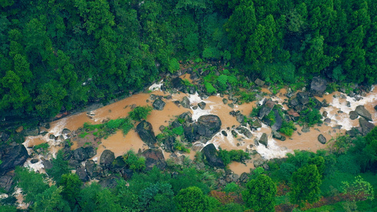 4K航拍雨后森林中的河流视频素材视频