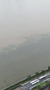 航拍长江中下游防汛期最险段监测汛情的龙王庙段水位线标识塔素材超警戒水位视频