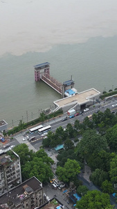 航拍长江中下游防汛期最险段监测汛情的龙王庙段水位线标识塔素材监测水位视频