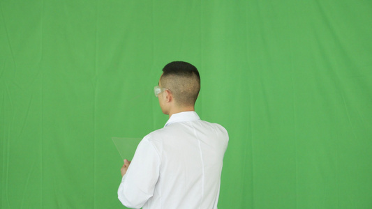 4k实拍绿幕教授背面虚拟操作滑动平板视频