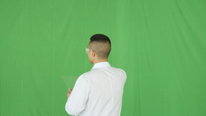 4k实拍绿幕教授背面虚拟操作滑动平板7秒视频