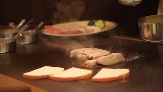 厨师在烹饪日式铁板烧鹅肝特写视频