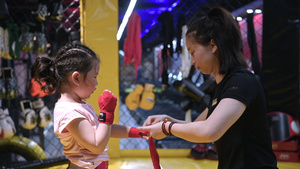 4K拳击教练给儿童绑拳击绷带17秒视频