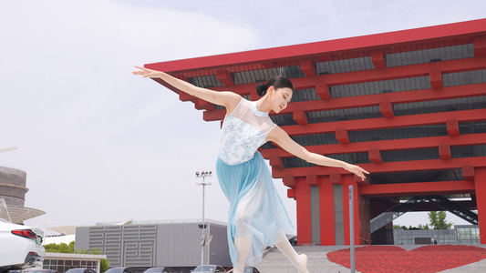 女人在中华馆前跳芭蕾视频
