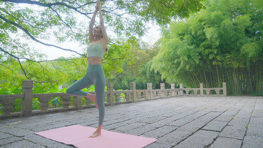 4K女性瑜伽户外肢体伸展视频