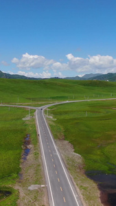 航拍若尔盖草原上的公路自驾旅游视频
