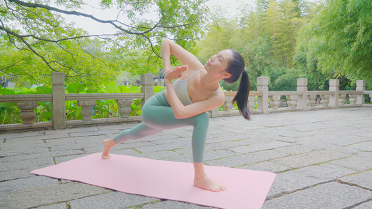 4K女性户外瑜伽运动视频