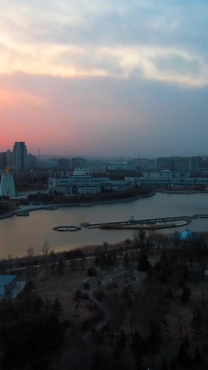 延时拍摄夕阳日落城市园林湖泊街道车流日转夜景象天空延时44秒视频