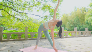 4K女性户外瑜伽运动21秒视频