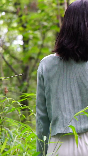 树林中行走的女孩背影小清新素材42秒视频