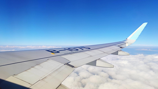 4K实拍客机飞行旅途中窗外风景白云蓝天视频