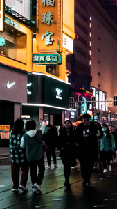 实拍湖南长沙国金街夜景人流量延时摄影城市风光视频