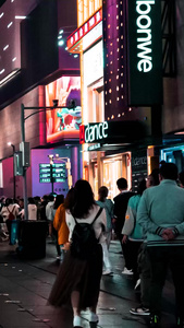实拍湖南长沙国金街夜景人流量延时摄影过渡镜头视频