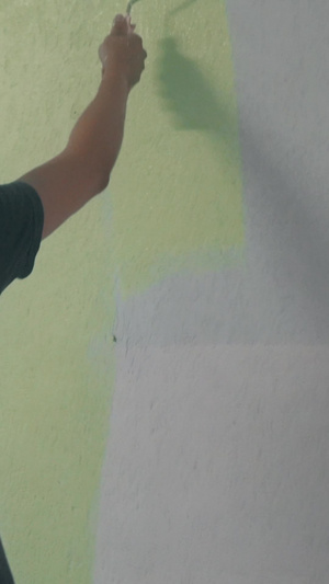 室内装修墙面粉刷的工人8秒视频
