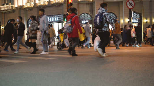 城市街头斑马线上等待红绿灯的行人4k交通素材【该视频无肖像权，请勿商用】视频