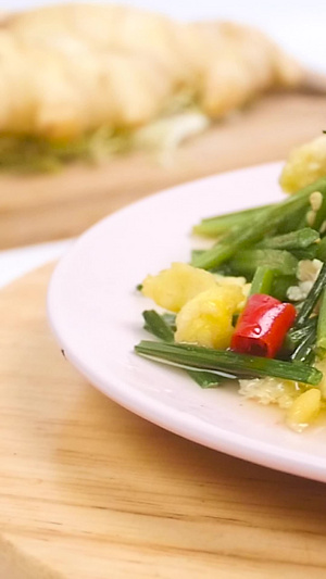 美食制作韭菜苔26秒视频