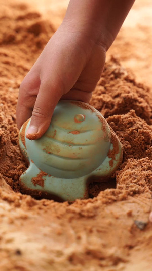 夏天孩子在沙地里开心的玩沙泥巴孩子玩泥巴22秒视频