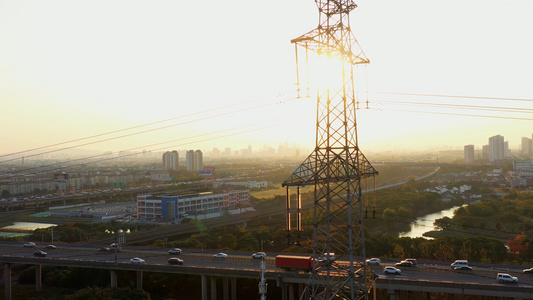 4K航拍唯美大气的城市电力铁塔视频素材视频