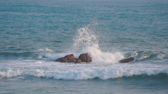 大海浪花拍打礁石视频