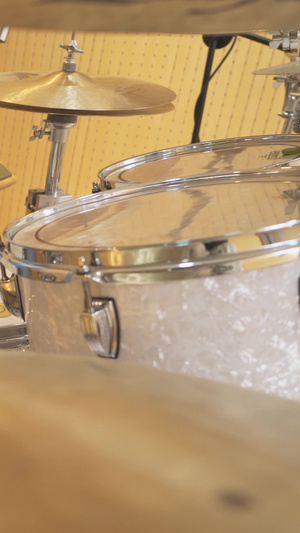 正在学习架子鼓的初学者乐器行24秒视频