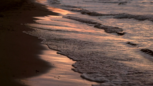 黄昏海浪冲上沙滩实拍视频视频